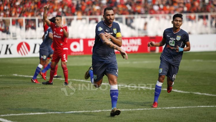 Pemain Persela akan melakukan selebrasi sebelum golnya di anulir Copyright: © Herry Ibrahim/INDOSPORT