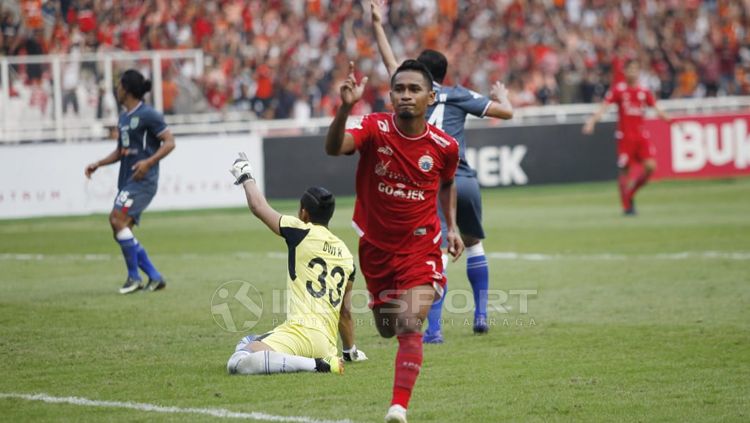 Aksi selebrasi Ramdani Lestaluhu usai cetak gol ke gawang Persela Lamongan. Copyright: © Herry Ibrahim/INDOSPORT