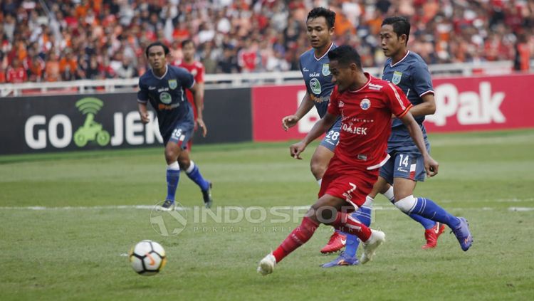 Ramdani Lestaluhu mengeksekusi bola ke gawang Persela Copyright: © Herry Ibrahim/INDOSPORT