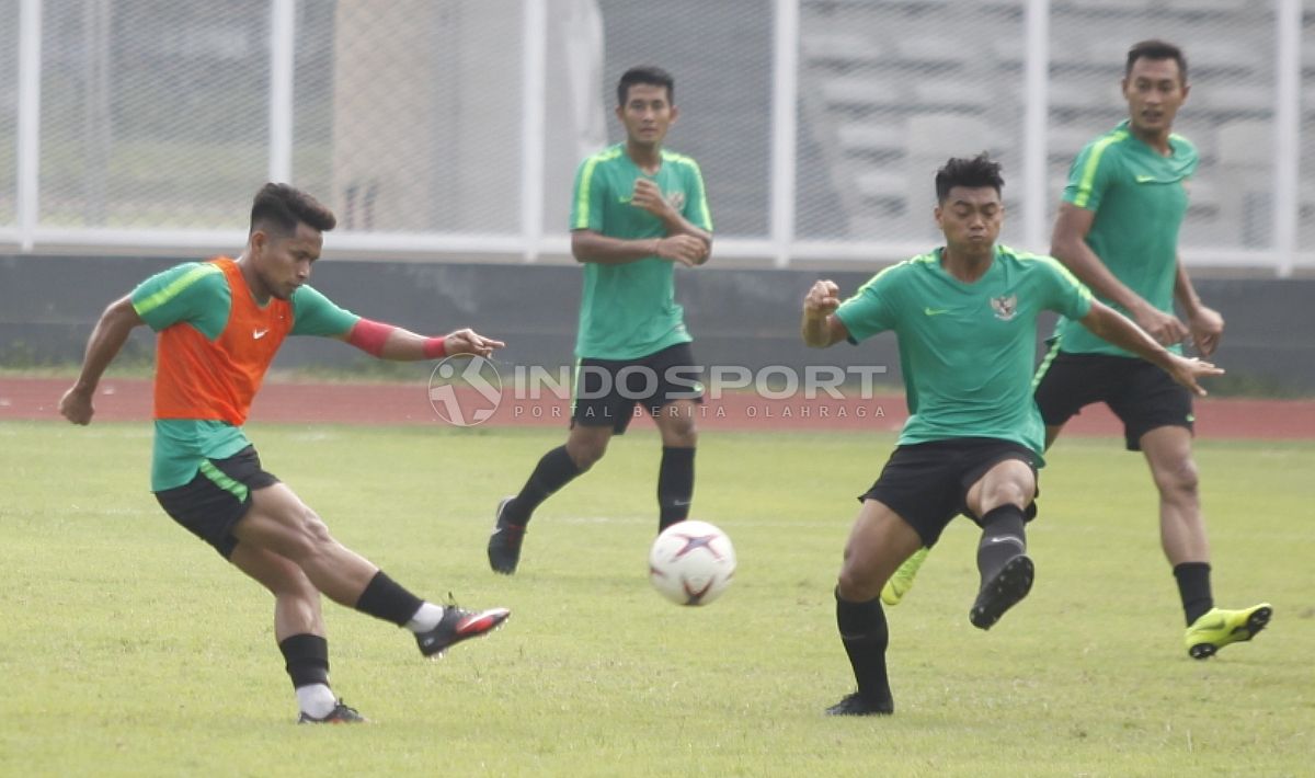 Andik Vermansah (kiri) saat mengikuti sesi latihan Timnas Indonesia. Copyright: © Herry Ibrahim/Football265.com