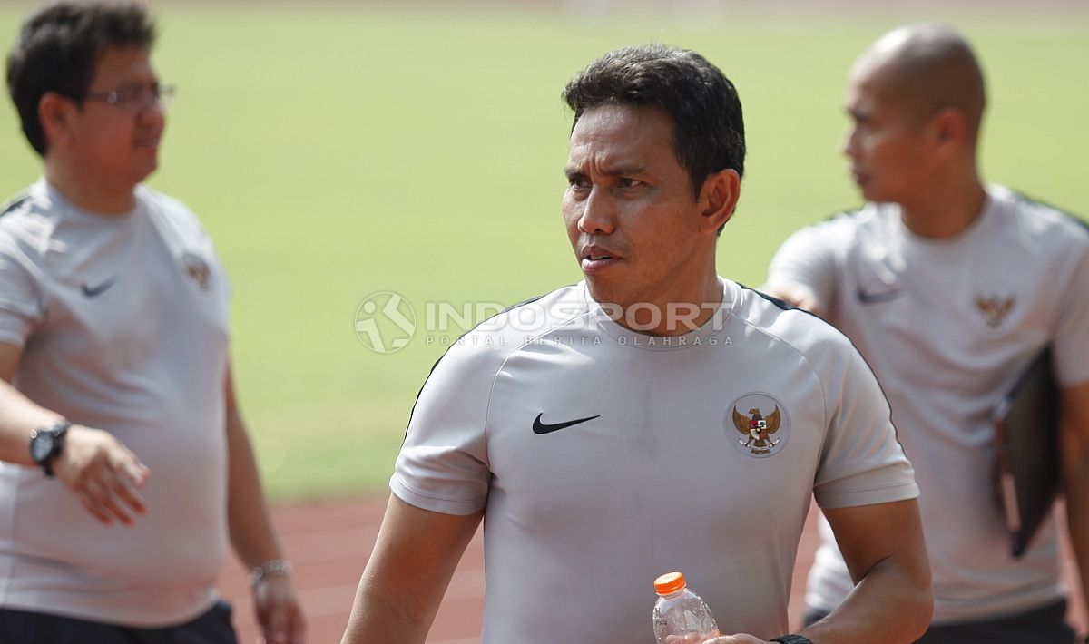 Pelatih Timnas Indonesia Bima Sakti dan asisten jelang Timnas Indonesia lawan Filipina. Copyright: © Herry Ibrahim/Indosport.com