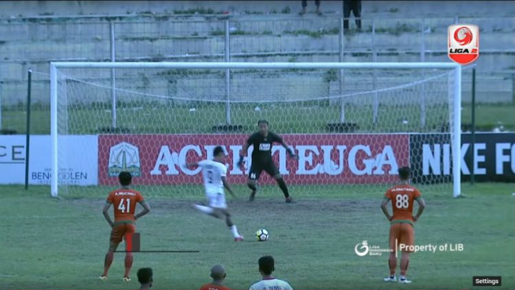 Penalti aneh di laga Aceh United vs PS Mojokerto Putra. Copyright: © Screenshoot.