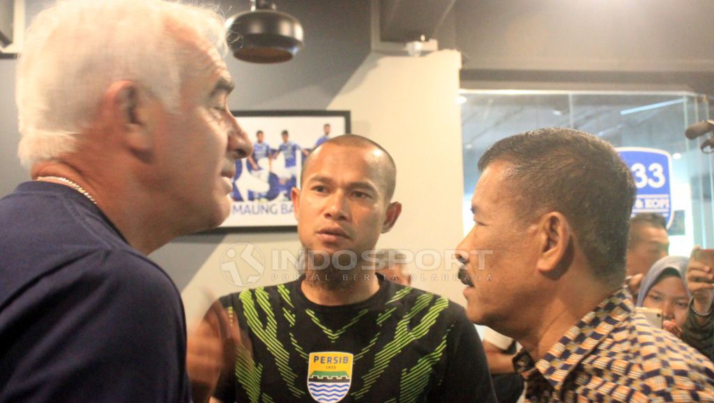 Kapten tim Persib Bandung, Supardi Nasir, bertemu dengan pelatih Mario Gomez di 1933 Dapur & Kopi, Jalan Sulanjana, Kota Bandung, Rabu (21/11/18). Copyright: © Arif Rahman/Indosport.com