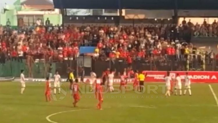 Salah satu pertandingan Madura FC di Liga 2 menghadapi Persita Tangerang. Copyright: © Ian Setiawan/INDOSPORT