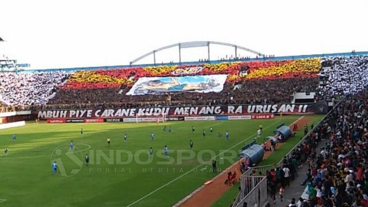 Koreografi Brigata Curva Sud (BCS) untuk mendukung PSS Sleman. Copyright: © Ronald Seger Prabowo/INDOSPORT