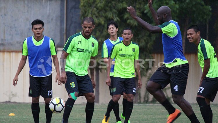 Pemain Persebaya latihan mini game. Copyright: © Fitra Herdian/Indosport