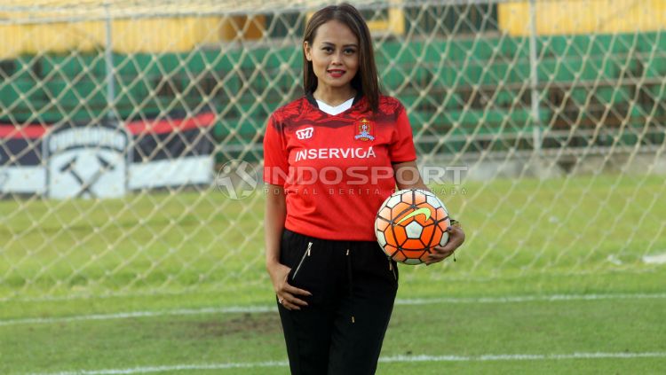 Mantan bos Persijap, Esti Puji Lestari. Copyright: © Ronald Seger Prabowo/INDOSPORT