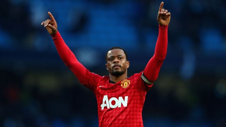 Legenda Manchester United, Patrice Evra secara mengejutkan kembali dari masa pensiunnya untuk bermain tarkam dengan klub amatir Inggris. Copyright: © The Busby Babe