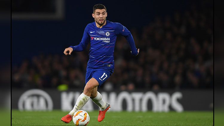 Mateo Kovacic, gelandang serang Chelsea saat menggiring bola di lapangan. Copyright: © Getty Images