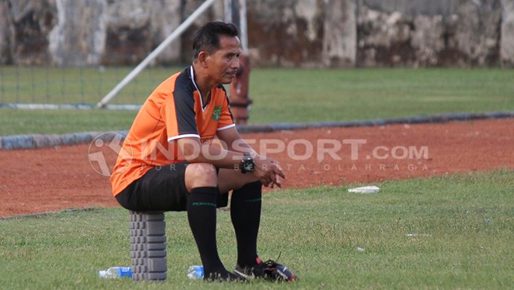 Djadjang Nurdjaman saat memimpin pendinginan usai latihan. Copyright: &copy; Fitra Herdian/Indosport