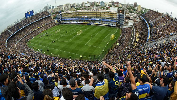 Fans BocaJuniors pedati stadion menyaksikan sesi pelatihan terbuka menjelang pertandingan final Copa CONMEBOL Libertadores 2018 Copyright: © Getty Images