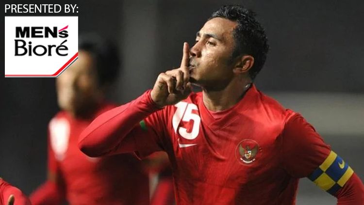 Aksi selebrasi Firman Utina setelah mencetak gol untuk Timnas Indonesia. Copyright: © INDOSPORT