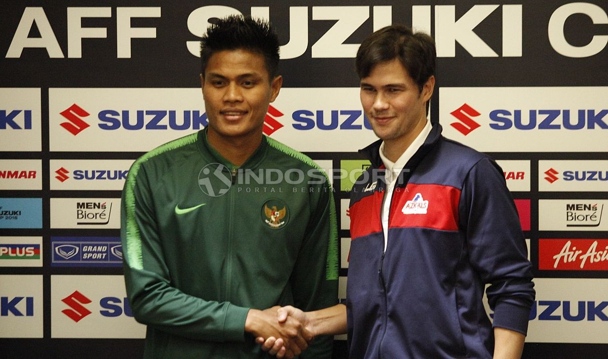 Bek Timnas Indonesia, Fachrudin Aryanto dan Phil Younghusband, striker Timnas Filipina. Copyright: © Herry Ibrahim/INDOSPORT