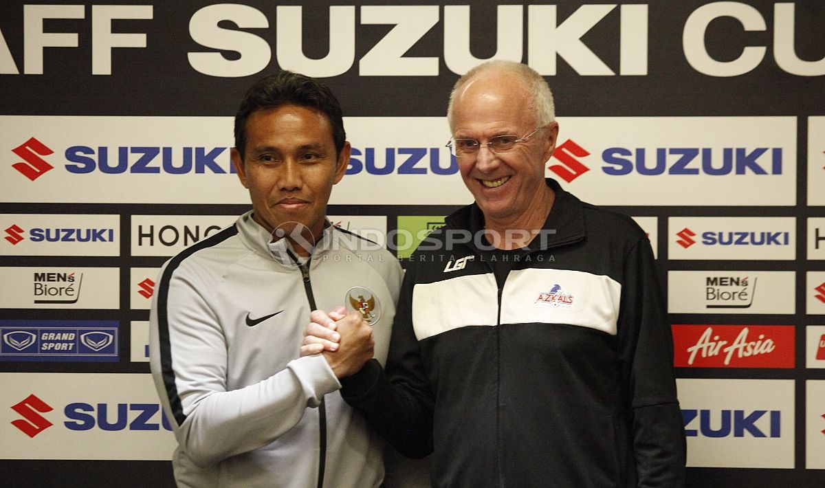 Pelatih Timnas Indonesia, Bima Sakti dan Sven-Goran Eriksson, pelatih Timnas Filipina. Copyright: © Herry Ibrahim/INDOSPORT