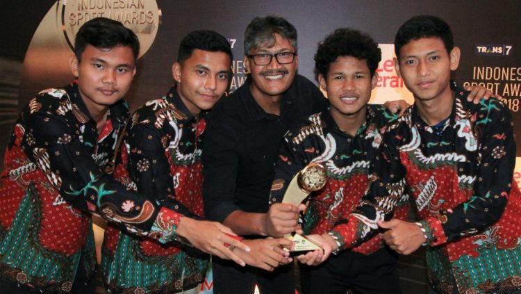 Bagus Kahfi dan penggawa Timnas Indonesia U-16 usai meraih penghargaan Indonesia Sport Award 2018. Copyright: © PSSI