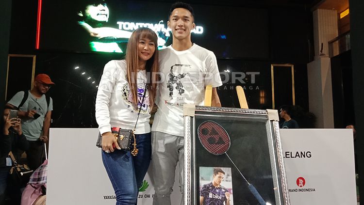 Jonatan Christie dan Inul Daratista dalam acara penggalangan dana untuk korban bencana alam. Copyright: &copy; Shintya Anya Maharani/INDOSPORT