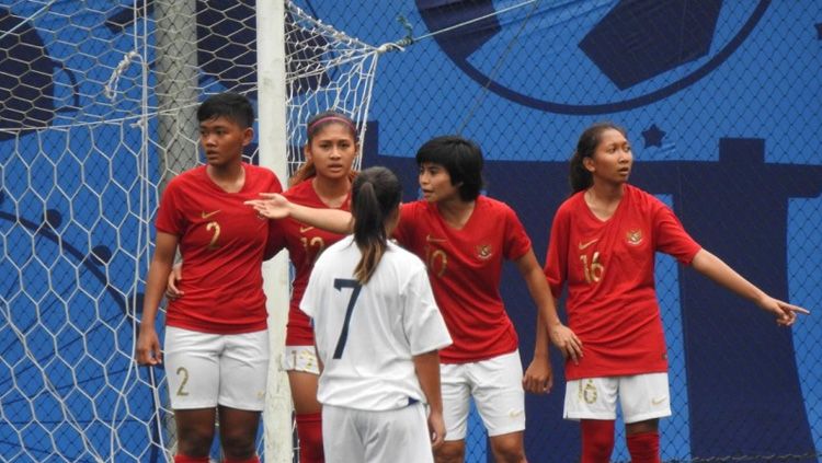 Para pemain Timnas Wanita Indonesia saat melawan Leksemburg di Singapura, Jumat (23/11/18). Copyright: © pssi.org