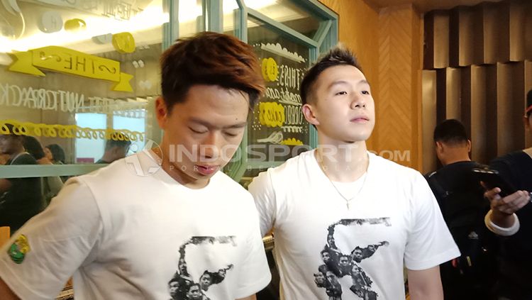 Pasangan ganda putra Indonesia, Kevin Sanjaya dan Marcus Gideon, mendapat arahan khusus dari seorang pelatih 'dadakan' saat berlaga pada babak kedua Malaysia Open 2019. Copyright: © Indosport