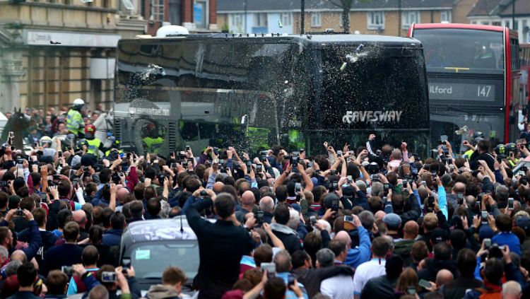 Bus para pemain Manchester United dilempari botol oleh fans West Ham United. Copyright: © Getty Images