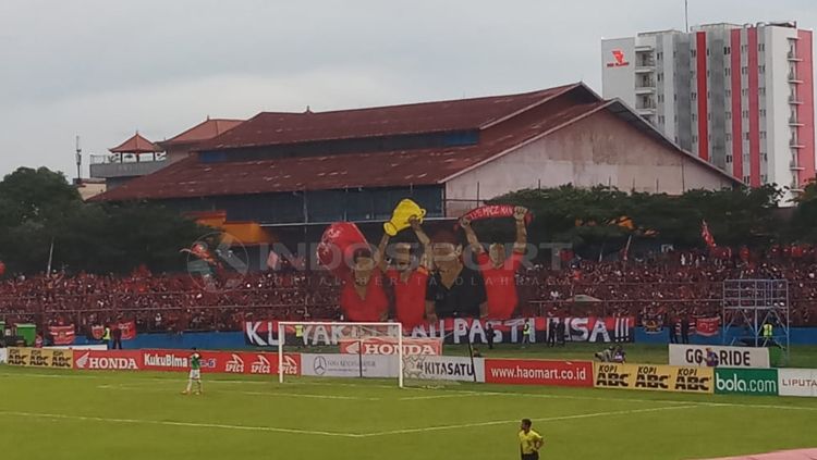 Koreografis ditunjukan suporter PSM Makassar Copyright: © Wira Wahyu Utama/INDOSPORT