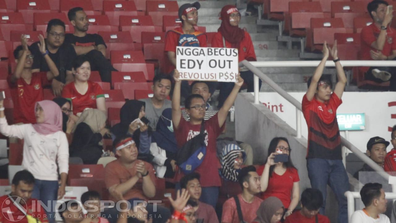 Fans Timnas Indonesia perlihatkan tagar Edy Out. Copyright: © INDOSPORT/Herry Ibrahim