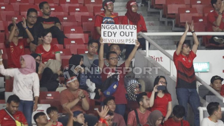 Banner #EdyOut di laga Indonesia vs Filipina. Copyright: © Herry Ibrahim/INDOSPORT