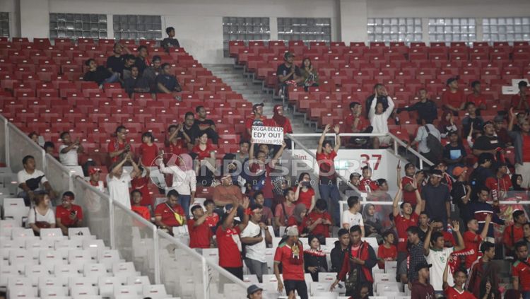 Banner #EdyOut di laga Indonesia vs Filipina. Copyright: © Herry Ibrahim/INDOSPORT