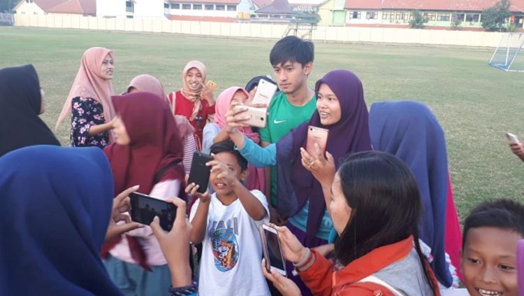 Penyerang Bali United, Hanis Sagara Putra tak pernah lupa dengan sepatu profesional pertamanya. Copyright: © (josstoday.com/Fariz Yarbo