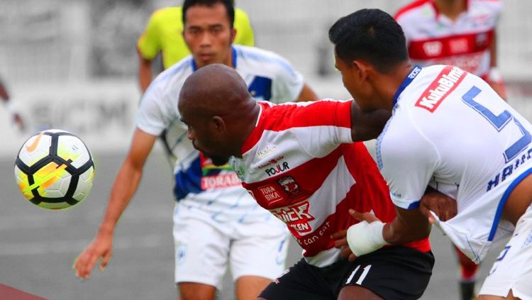 Duel antara pemain Madura United vs PSIS Semarang Copyright: © Madura United