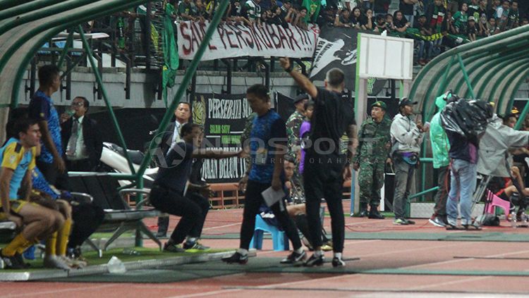 Pelatih Bhayangkara FC menunjuk arah nyanyian bernada rasis. Copyright: © Fitra Herdian/INDOSPORT