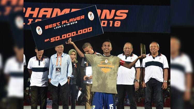 Gelandang Persib Bandung U-19 M. Syafril Lestaluhu yang mendapatkan penghargaan sebagai pemain terbaik Liga 1 U-19 2018. Copyright: © M. Jatnika Sadili/persib.co.id
