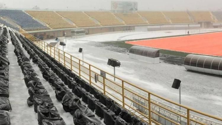 Kondisi stadion milik klub Ukraina, Vorskla Poltava yang akan digunakan untuk menjamu Arsenal di Liga Europa Copyright: © The Sun