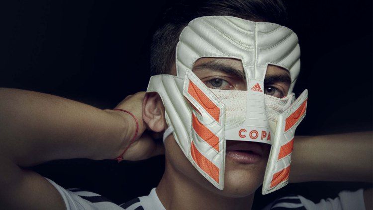Topeng Khusus dari Adidas untuk Paulo Dybala Copyright: &copy; Bleacher Report