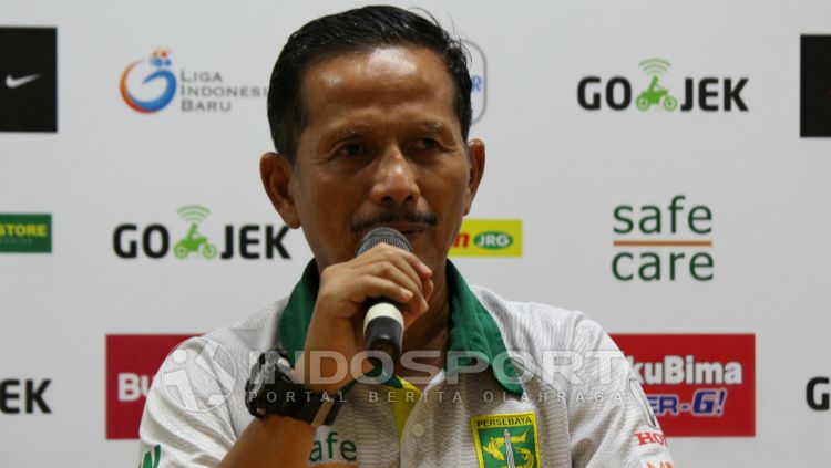 Djadjang Nurdjaman saat konferensi pers Persebaya vs Bhayangkara FC. Copyright: © Fitra Herdian Ariestianto/INDOSPORT