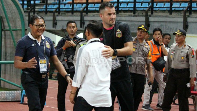 Djajang Nurdjaman dan Simon McMenemy di laga Persebaya vs Bhayangkara FC. Copyright: © Fitra Herdian Ariestianto/INDOSPORT