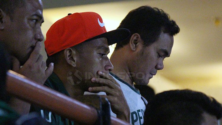Irfan Jaya melihat kawan-kawannya di Persebaya bertanding melawan Bhayangkara FC di tribun VIP. Copyright: &copy; Fitra Herdian/INDOSPORT