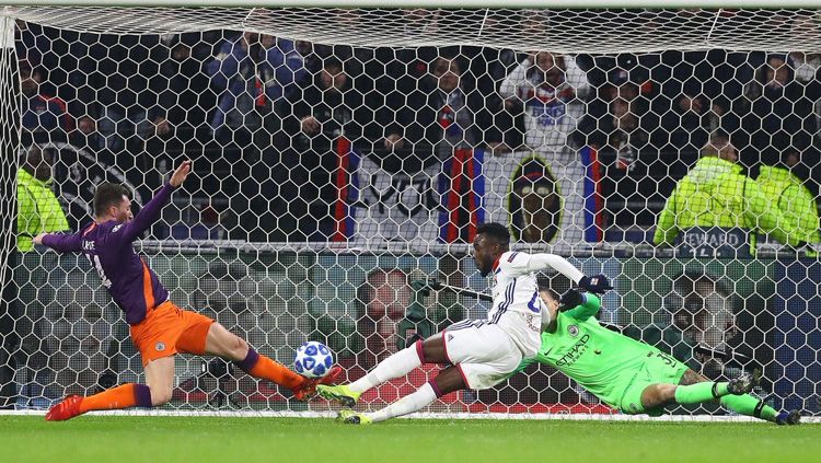 Duel di depan kotak penalti dalam pertandingan Lyon vs Manchester City di Liga Champions, Rabu (28/11/18). Copyright: © Getty Images