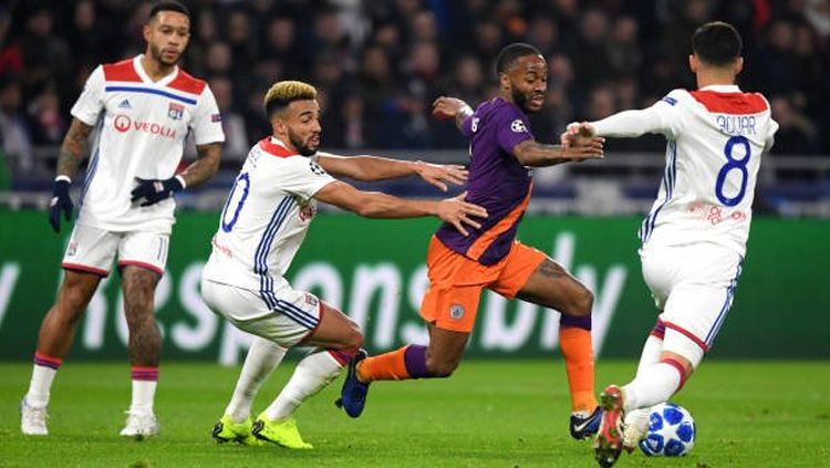 Perebutan bola saat laga Lyon vs Manchester City di Liga Champions, Rabu (28/11/18). Copyright: © Getty Images