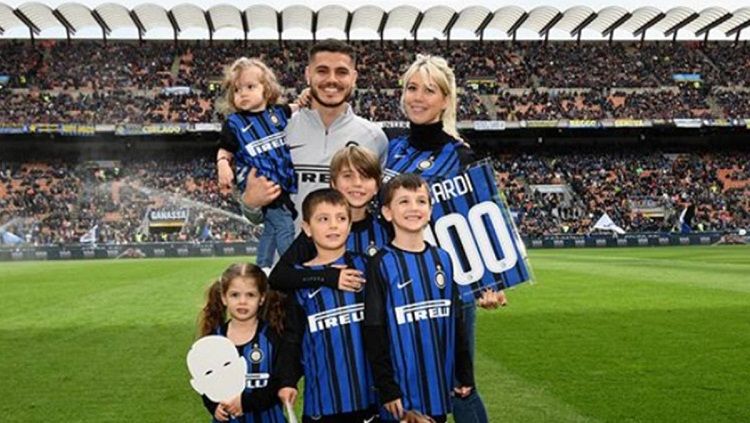 Mauro Icardi, Wanda Nara (istri) bersama anak-anaknya berseragam Inter Milan Copyright: © Diario AS