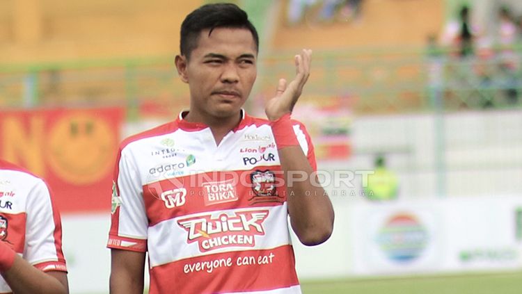 Pemain Madura United, Asep Berlian menganggap Zulfiandi bukan sebagai pesaing alias kompetitor, setelah sama-sama dipanggil ke skuat Timnas Indonesia. Copyright: © Ian Setiawan/INDOSPORT