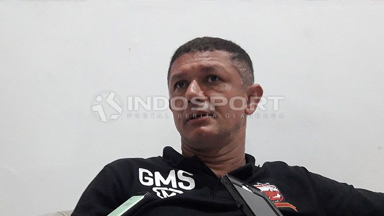 Pelatih Madrua United, Gomes de Oliviera, siap dipecat. Copyright: © Ian Setiawan/INDOSPORT