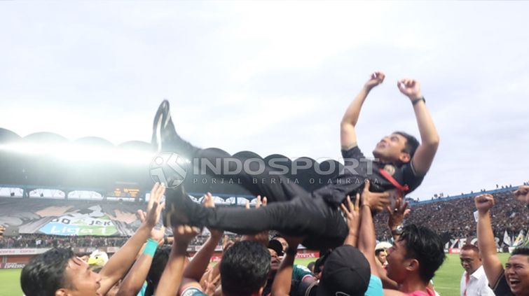 Pelatih PSS Sleman Seto Nurdiyantoro dilempar ke udara. Copyright: © Ronald Seger/INDOSPORT