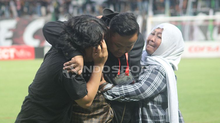 Manajer PSS Sleman, Dewanto Rahadmoyo (tengah). Copyright: © Ronald Seger/INDOSPORT