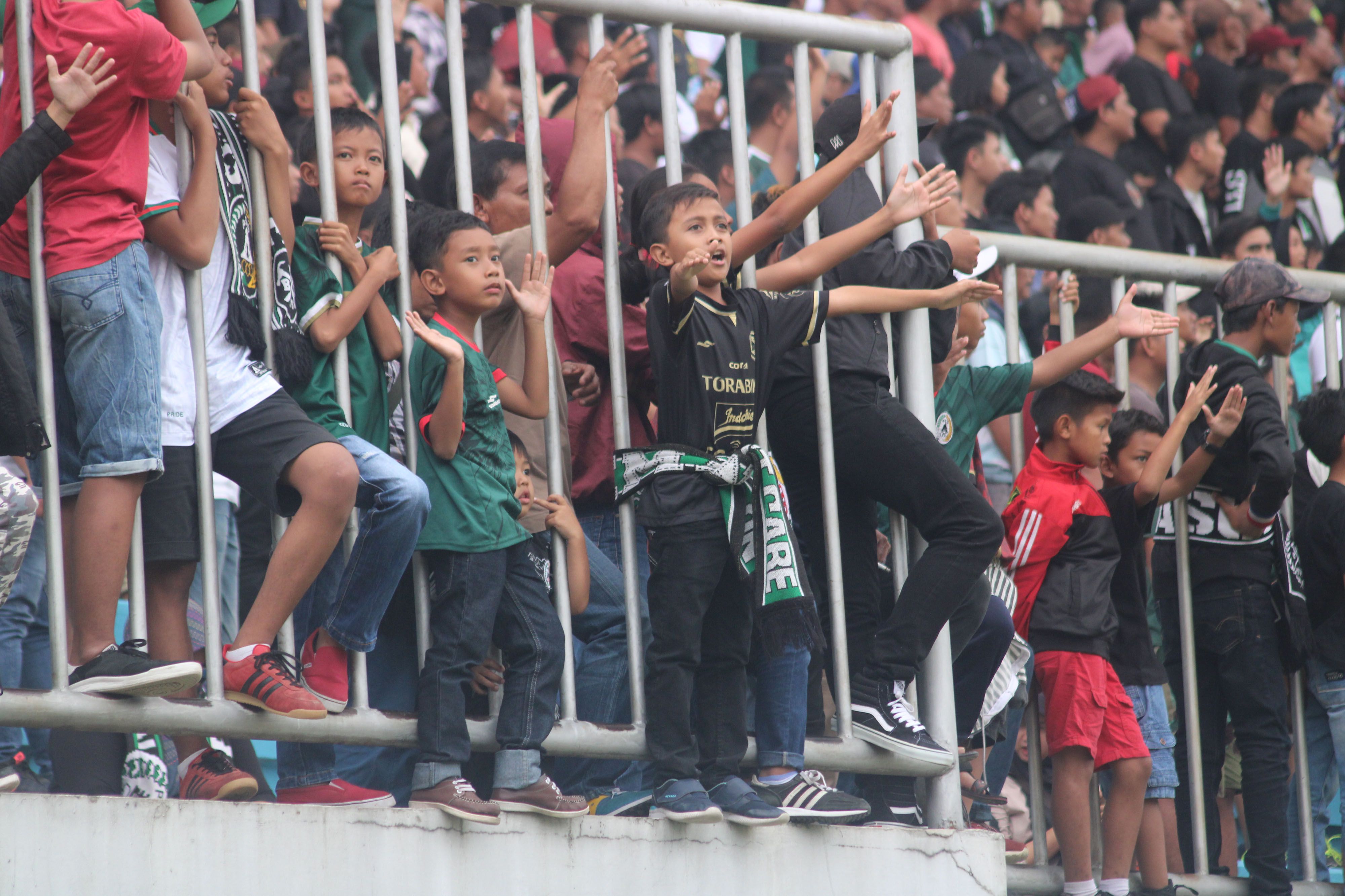Dukungan suporter PSS Sleman pada laga semifinal leg kedua Liga 2 2018. Copyright: © Ronald Seger/INDOSPORT
