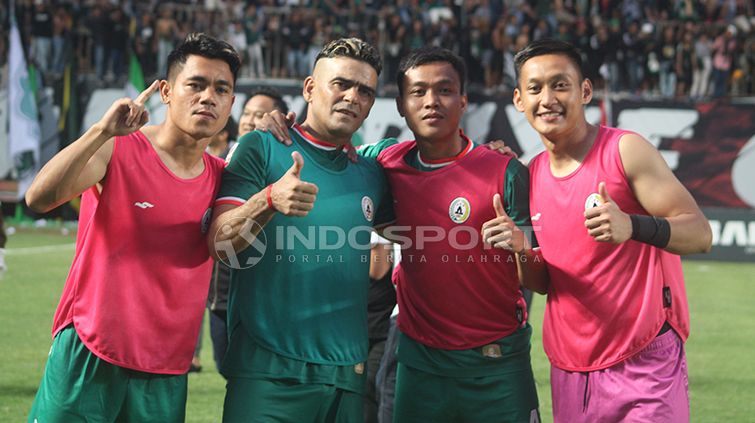 Sejumlah pemain PSS Sleman bersuka cita usai promosi ke Liga 1 2019. Copyright: © Ronald Seger/INDOSPORT