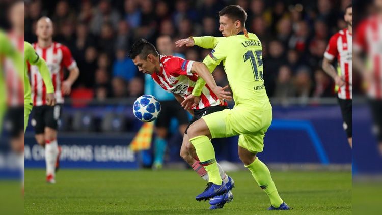 Perebutan bola laga PSV vs Barcelona di Liga Champions, Kamis (29/11/18). Copyright: © Getty Images
