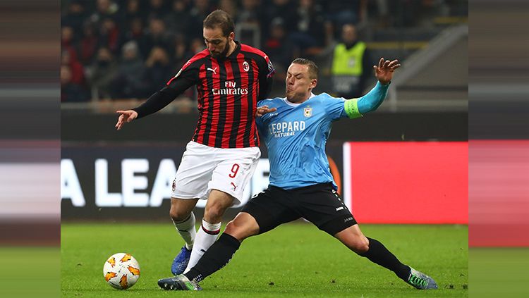 Gonzalo Higuan (kiri)  tengah menguasai bola sambil dijaga ketat kapten F90 Dudelange.  Copyright: © Getty Images