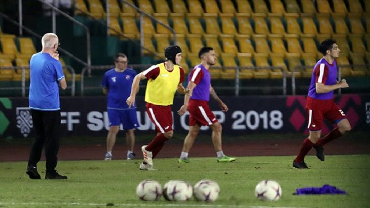 Philipi Younghusband kenakan helm seperti Petr Cech ketika berlatih bersama pemain Timnas Filipina. Copyright: © Bongda.vn