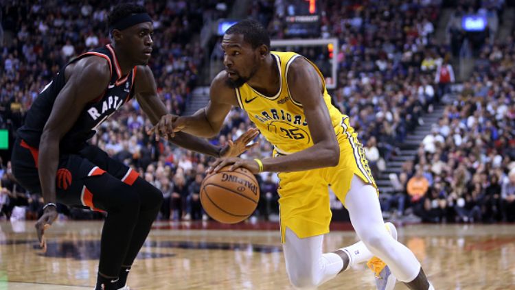 Kevin Durant dan Pascal Siakam dalam laga Golden State Warriors vs Toronto Raptors. Copyright: © INDOSPORT