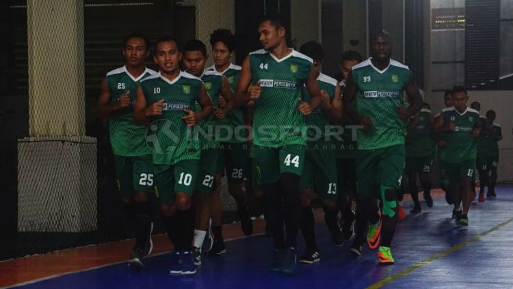 Irfan Jaya kembali ikut berlatih sehari sebelum Persebaya berangkat ke Medan untuk laga PSMS vs Persebaya. Copyright: &copy; Fitra Herdian Ariestianto/INDOSPORT